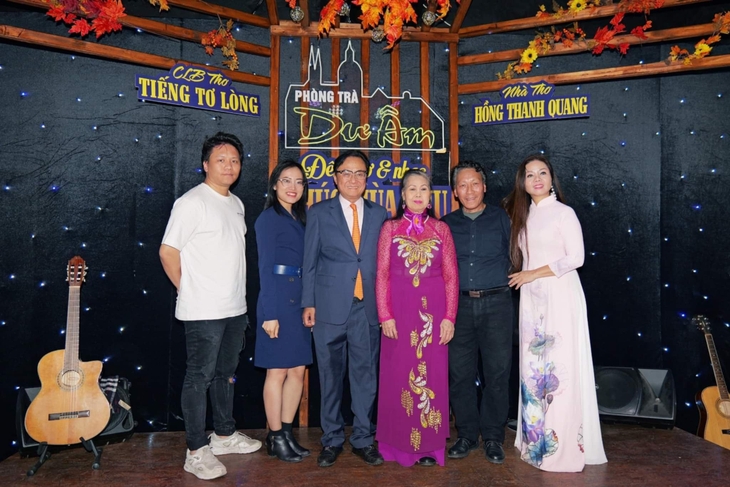 NSND Vũ Kim Dung (thứ ba từ phải qua) chụp ảnh cùng nhà thơ Hồng Thanh Quang (thứ ba từ trái qua) cùng gia đình con gái trong một chương trình thơ và nhạc mà gia đình bà cùng nhà thơ Hồng Thanh Quang tổ chức năm 2024 - Ảnh: NVCC
