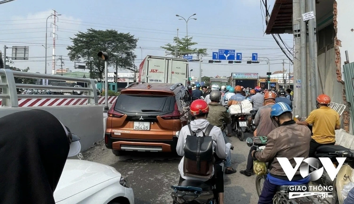 Tại giao lộ Lê Đức Anh – Tân Kỳ Tân Quý (Quận Bình Tân), đèn giao thông cũng không hiển thị giây trong khi dòng phương tiện nối đuôi nhau xếp hàng dài chờ qua giao lộ