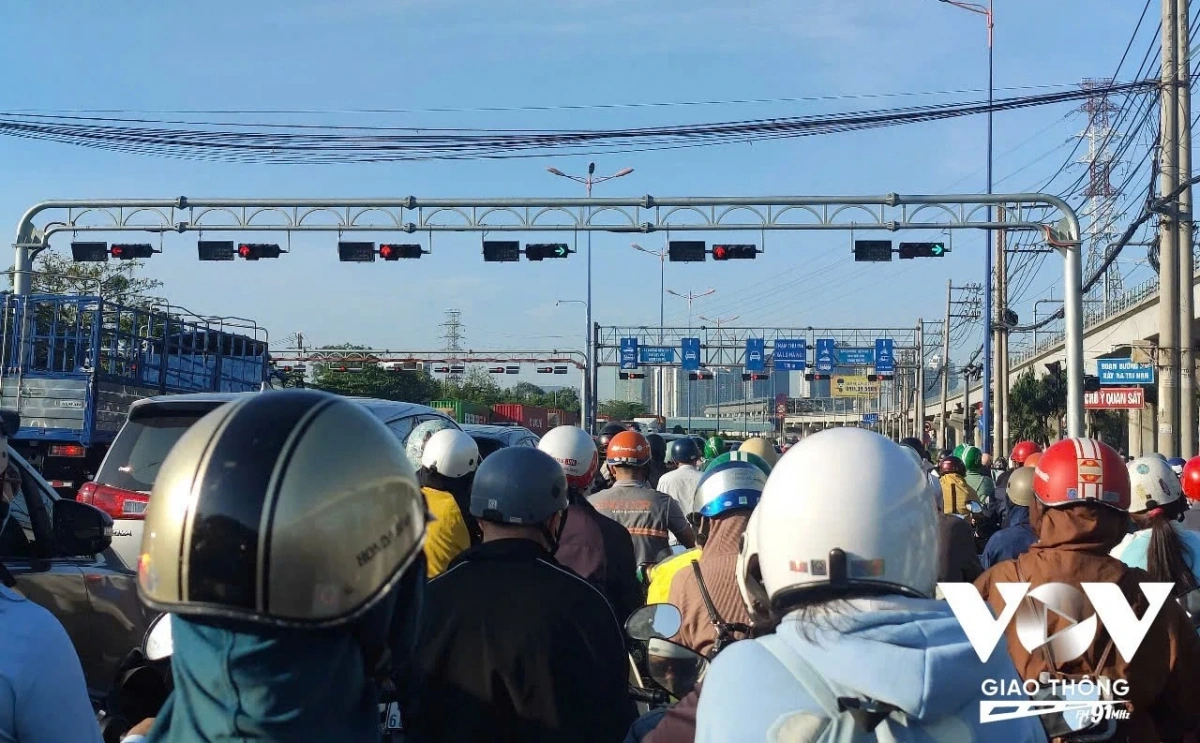 Việc đèn tín hiệu đèn xanh, vàng, đỏ thay đổi liên tục, khiến người tham gia giao thông không thể chủ động ước lượng thời gian