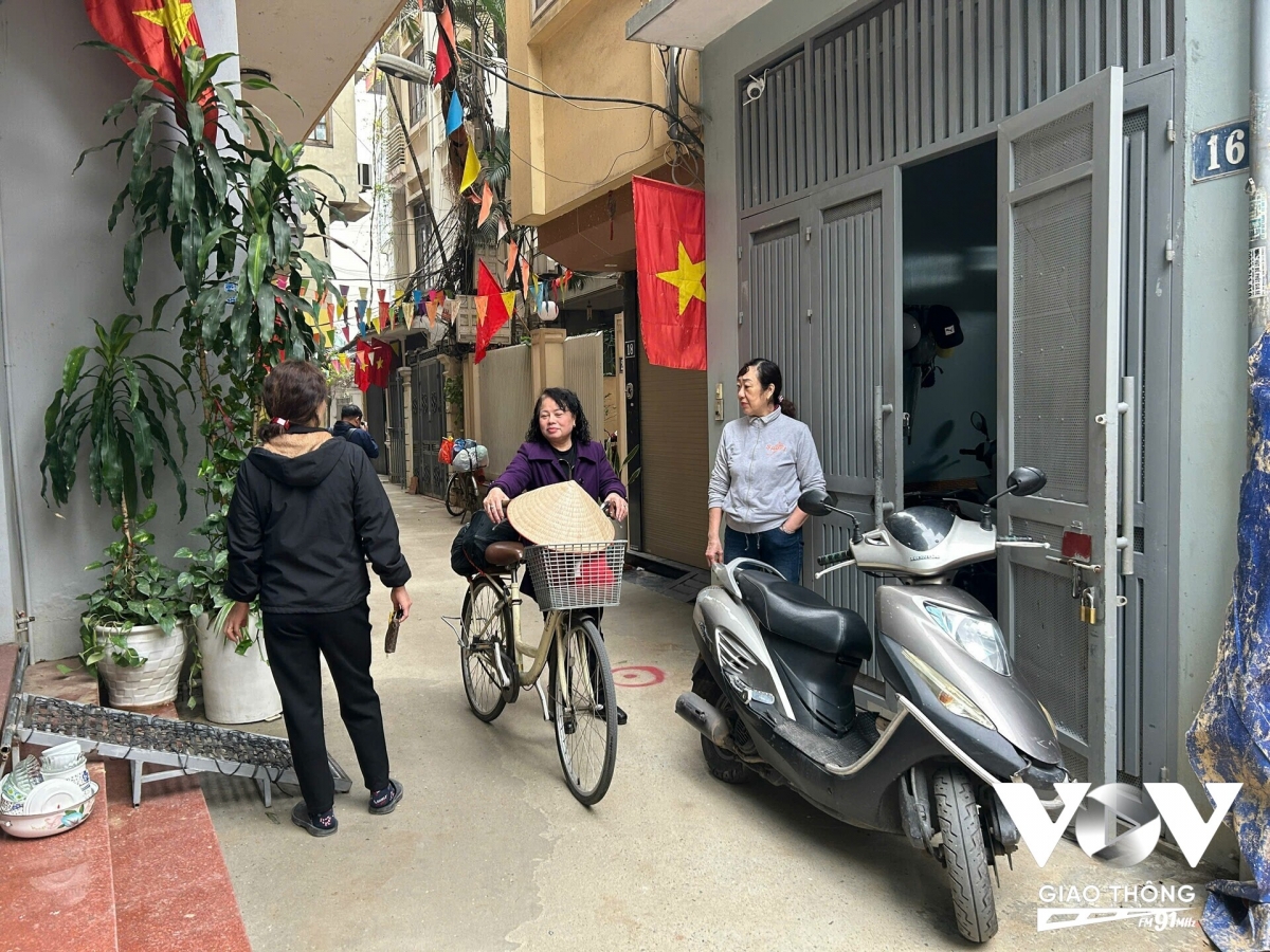 Trưa ngày 28/2, nhiều hộ gia đình vẫn còn đang loay hoay tìm nhà để thuê.