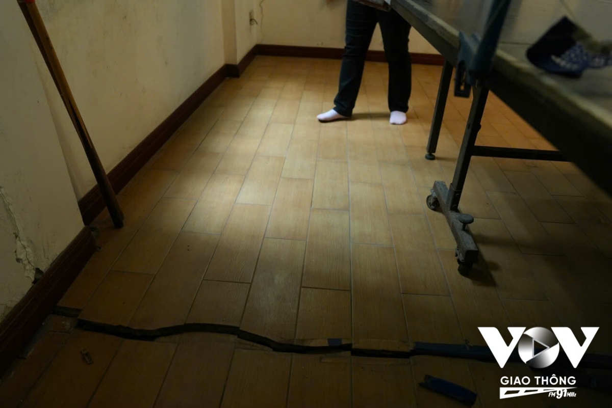 Vết nứt tại nhà bà Cao Thị Bình (trú tại số 20, ngõ 7, Giang Văn Minh)