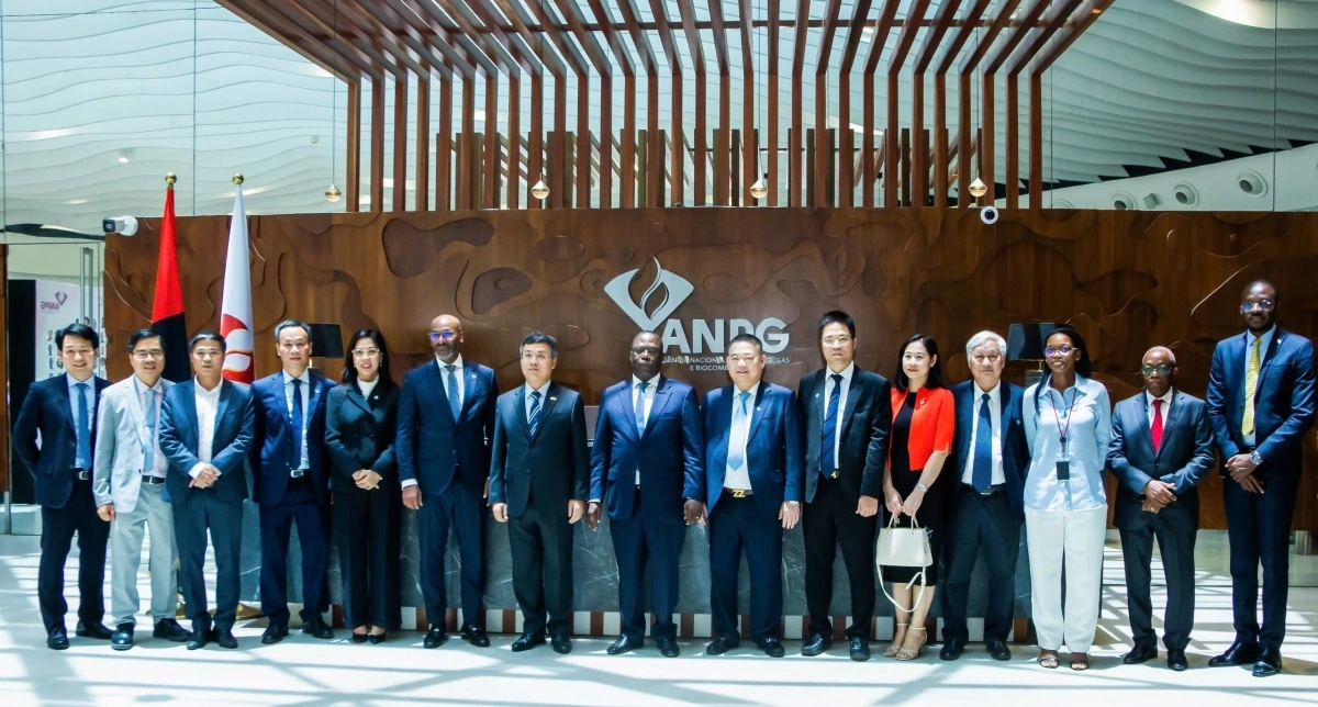 Đại diện Đại sứ quán Việt Nam tại Angola cùng các cán bộ chủ chốt của Tập đoàn Xuân Thiện và ANPG chụp ảnh lưu niệm tại trụ sở của ANPG sau buổi lễ ký kết