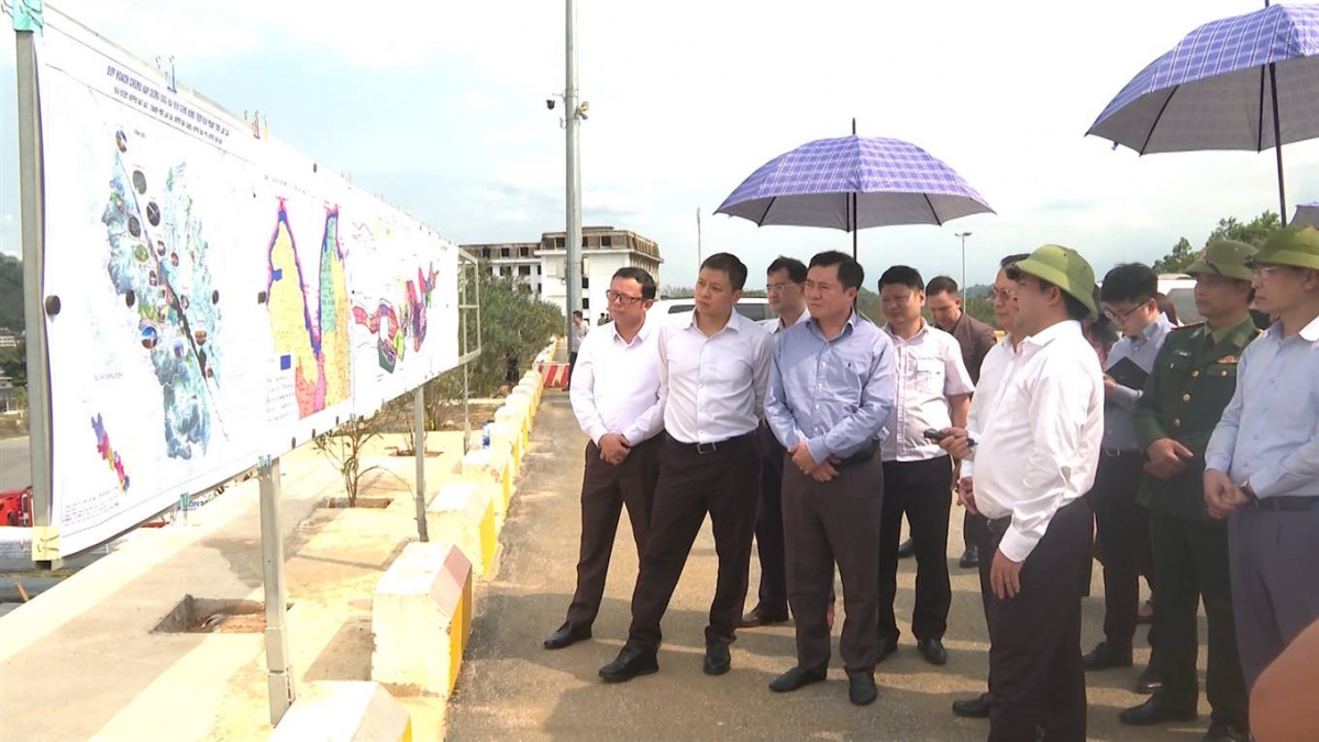 Đoàn công tác của Bộ Công thương khảo sát khu vực dự kiến xây dựng Khu hợp tác kinh tế qua biên giới tại Lào Cai (ảnh: Thảo Châu)