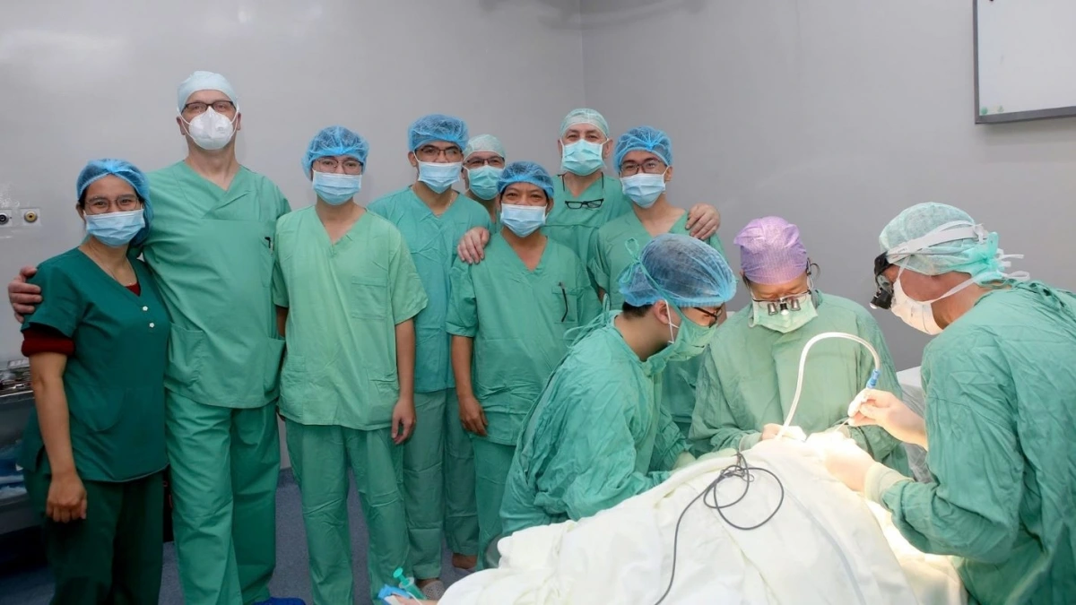 Đoàn phẫu thuật thiện nguyện Interplast và các y bác sĩ Bệnh viện Trung ương Huế phối hợp thực hiện một ca phẫu thuật nhân đạo