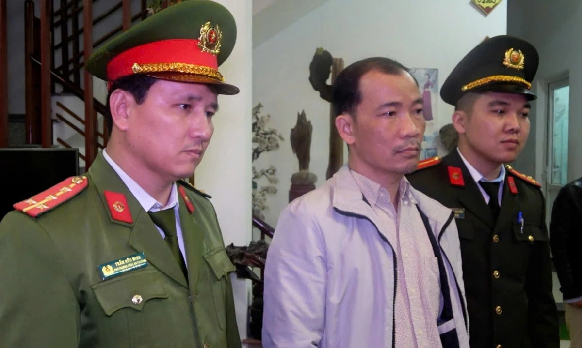 Đối tượng Nguyễn Xuân Bình (giữa)