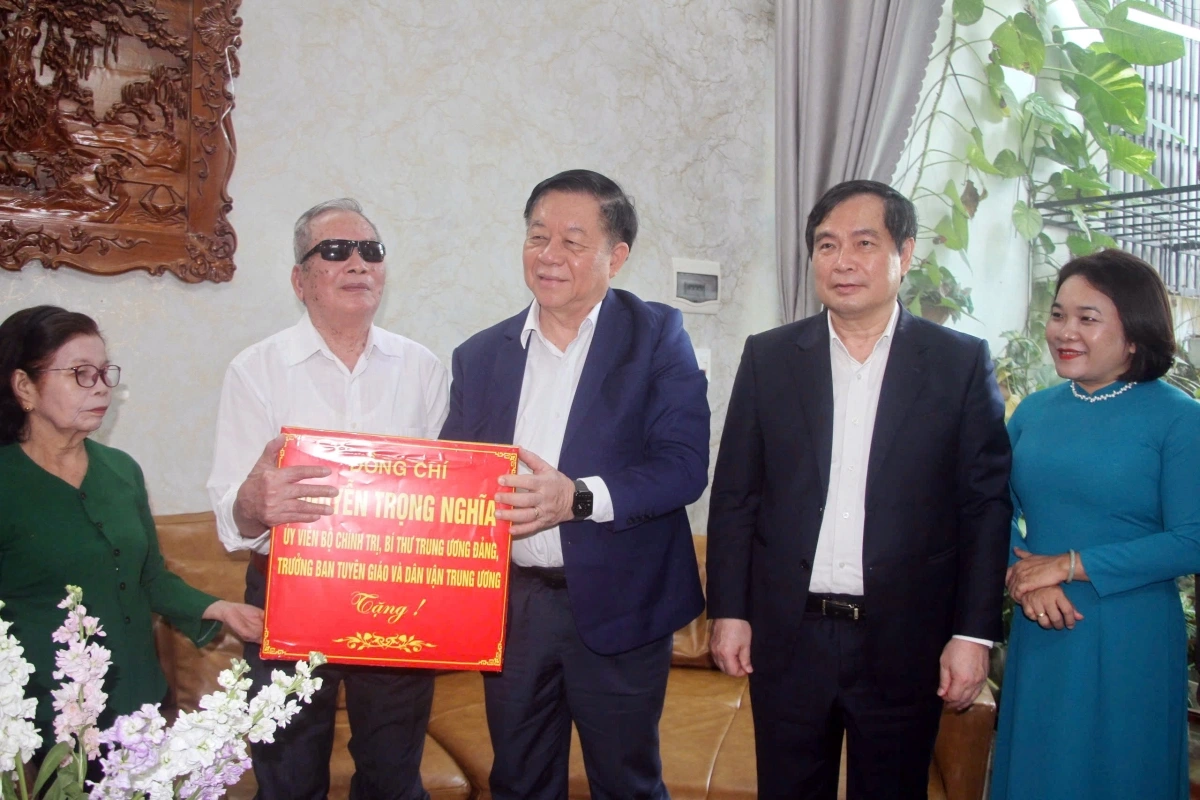 Ông Nguyễn Trọng Nghĩa thăm gia đình ông Lê Văn Trị, thương binh hạng 1.4