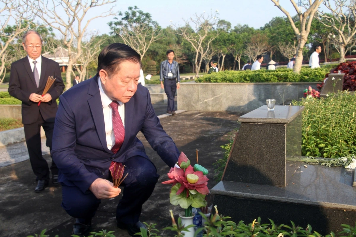 Ông Nguyễn Trọng Nghĩa thắp nén nhang tri ân các anh hùng liệt sĩ