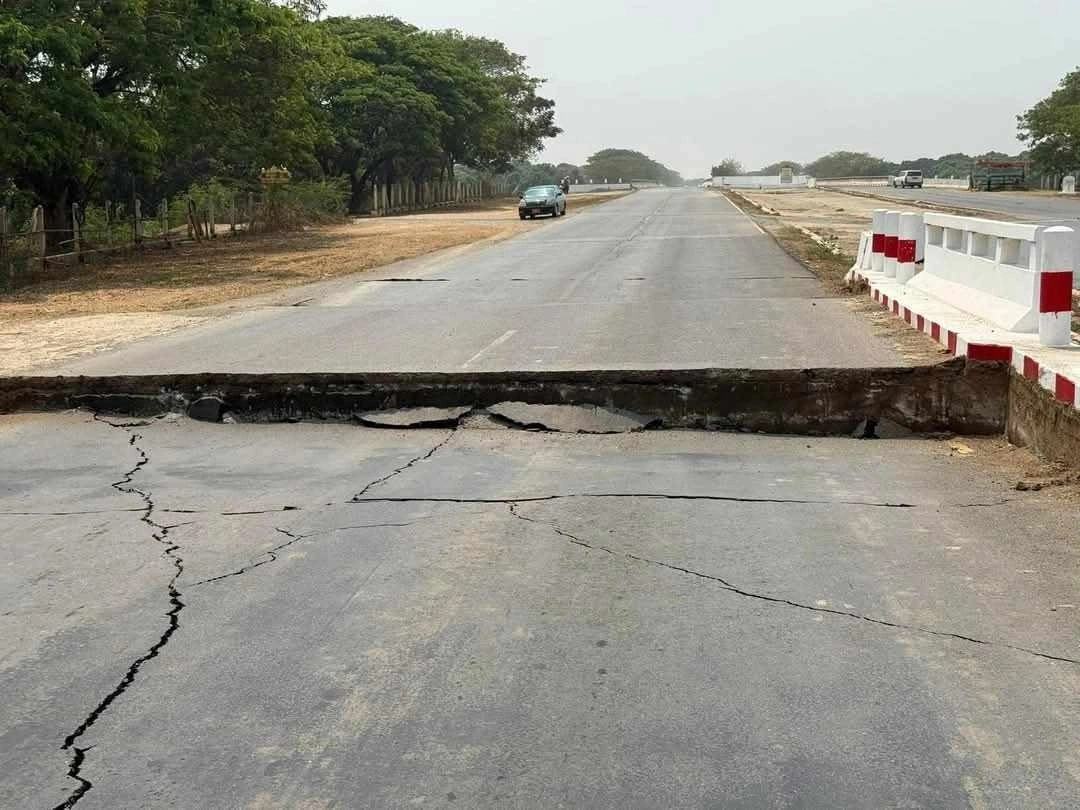 Đoạn đường cao tốc ở Myanmar đứt gãy do động đất ngày 28/3. Ảnh: X