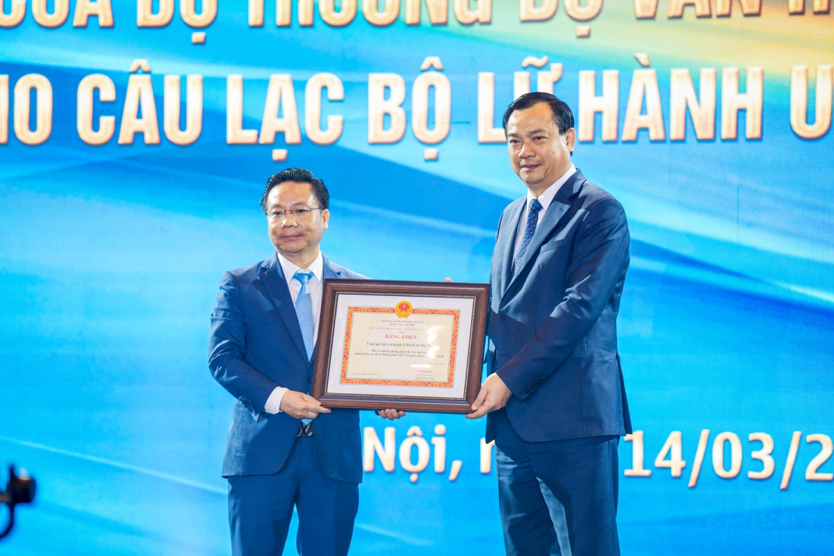 Cục trưởng Nguyễn Trùng Khánh (phải) trao Bằng khen của Bộ VHTTDL cho tập thể Câu lạc bộ Lữ hành UNESCO Hà Nội