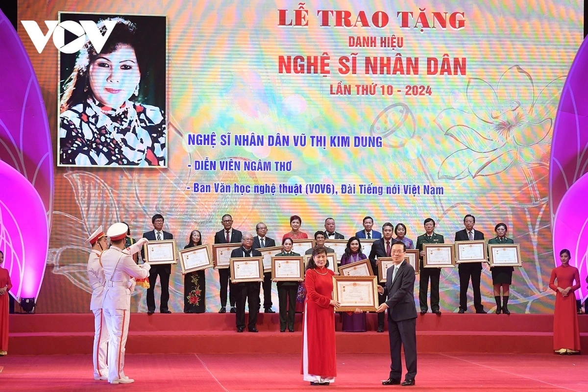 NSND Vũ Thị Kim Dung nhận danh hiệu cao quý. Trong hơn 50 năm làm nghệ thuật, giọng đọc của nghệ sĩ Kim Dung đã gắn chặt với những bài thơ trong “Nhật ký trong tù” của Hồ Chủ tịch. Gần nửa thế kỷ nghệ sĩ Vũ Kim Dung mang những vần thơ của Bác đi biểu diễn khắp mọi miền Tổ quốc, và vươn ra cả nước ngoài.