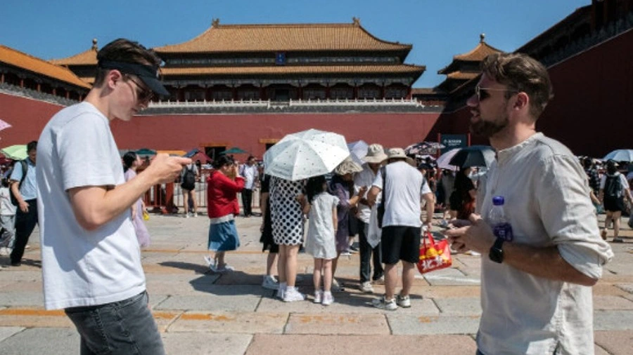 Du khách nước ngoài sử dụng phương thức thanh toán di động ở Trung Quốc - Ảnh: Bloomberg