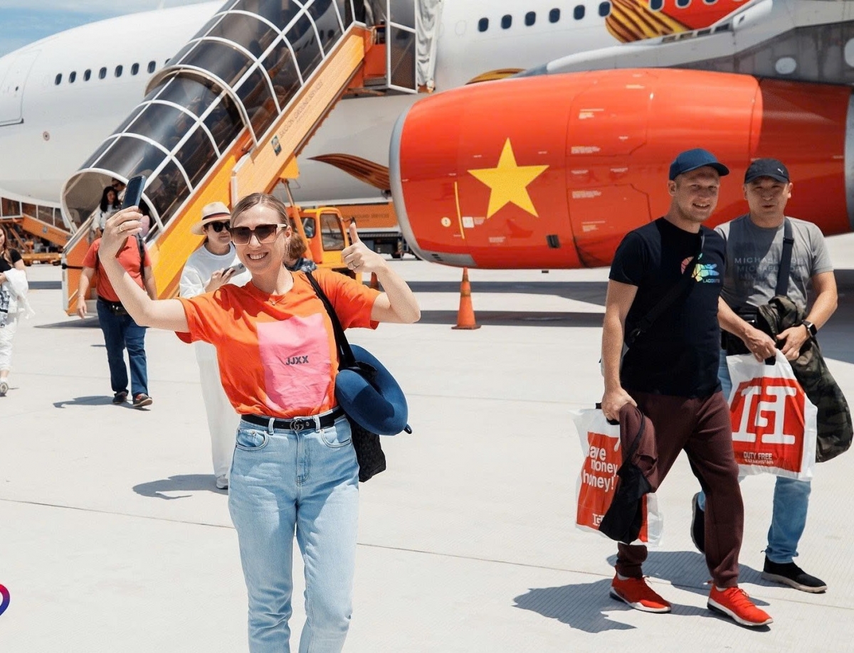 Du khách Nga hào hứng khi đến sân bay Cam Ranh, tỉnh Khánh Hòa