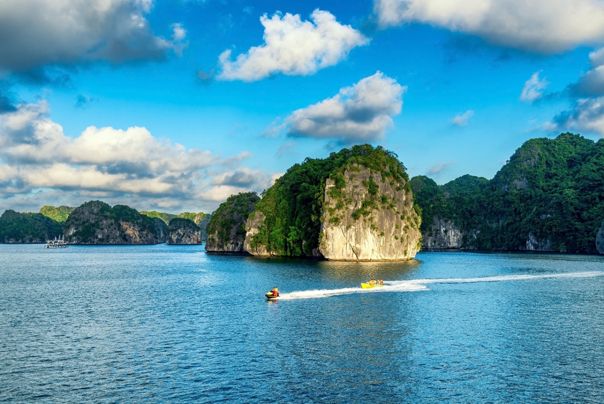 Tới đảo Cát Bà, du khách có vô vàn trải nghiệm từ trên rừng tới xuống biển - Ảnh: Shutterstock