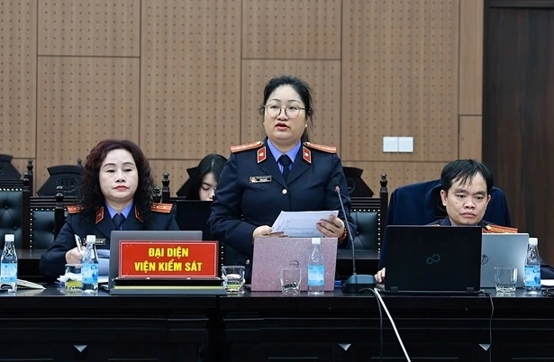 Viện kiểm sát công bố cáo trạng tại phiên toà. (Ảnh: Anh Nguyên)