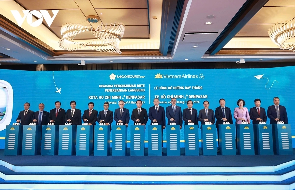Tiếp đó, Tổng Bí thư Tô Lâm dự Lễ công bố khai thác đường bay thẳng của Vietnam Airlines giữa thành phố Hồ Chí Minh và Denpasar.