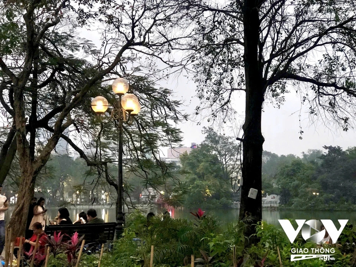 Ít ai biết về những cột đèn điện đầu tiên ở Bờ Hồ, song sự tồn tại của những cột đèn điện đầu tiên thắp sáng trên phố vẫn còn đó trong tâm trí người Hà Nội