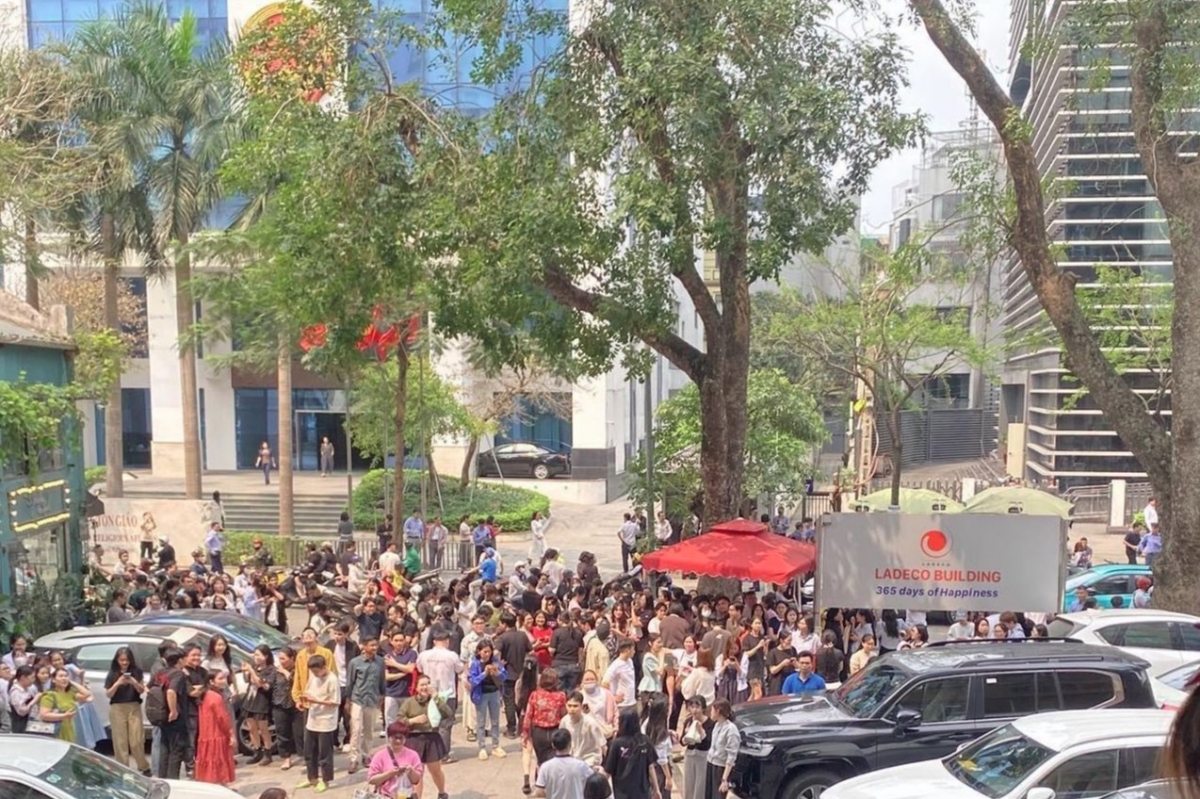People living on high floors in many apartments in Thanh Xuan, Ha Dong, Hai Ba Trung, and Hoang Mai districts across Hanoi felt their furniture shaking briefly. (Photo: vtcnews.vn)