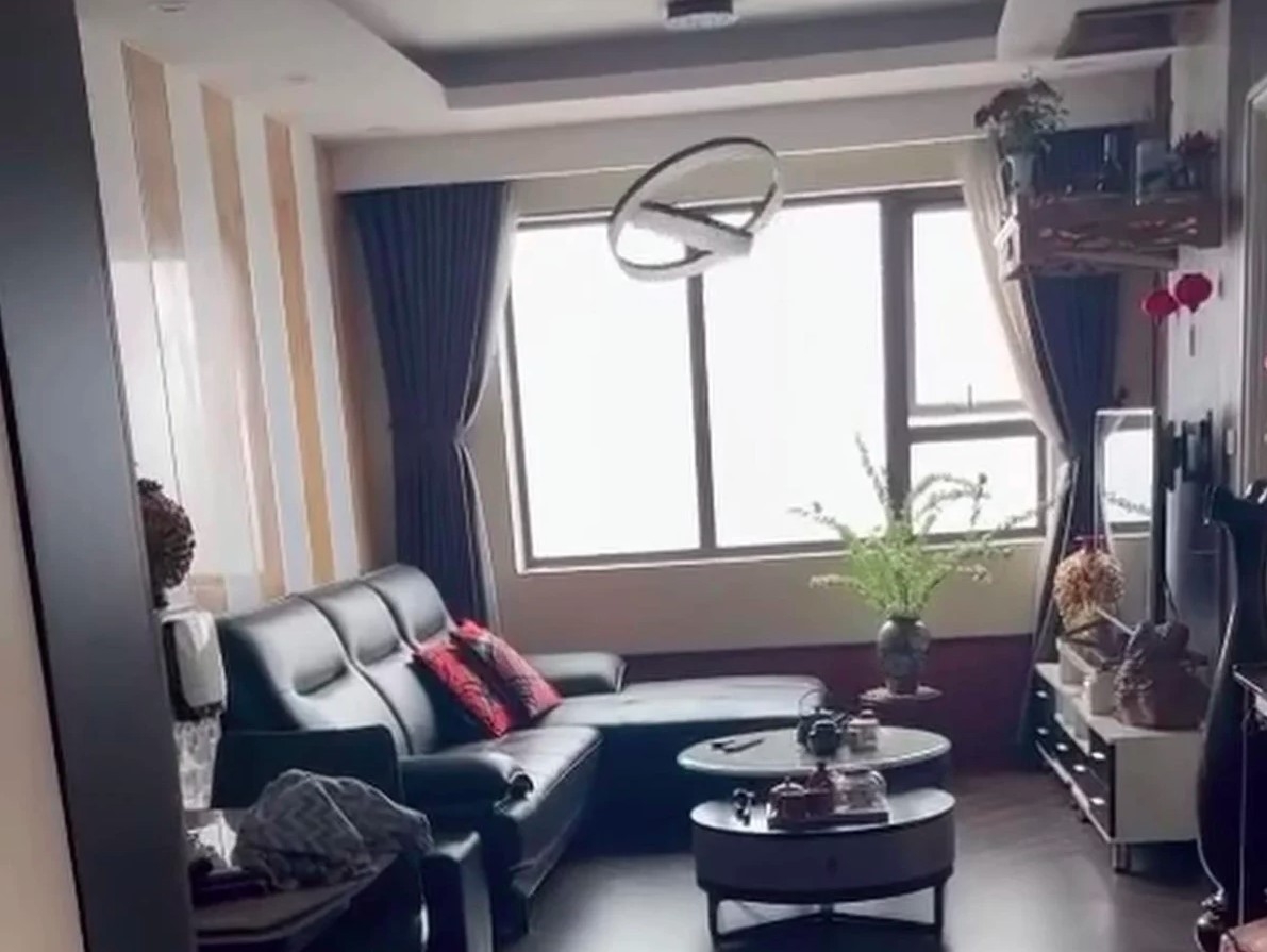 Chandeliers at an apartment building in Nam Tu Liem district of Hanoi are shaken due to the impact of the earthquake which hit on March 28. (Photo: vtcnews.vn)