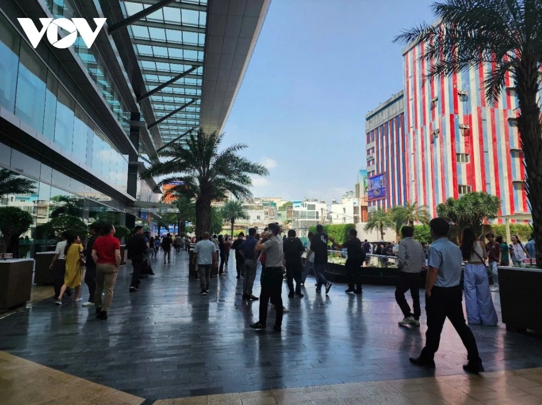 Employees of the Viettel building in District 10 suddenly feel a slight shaking at around 1:20 p.m. on March 28.