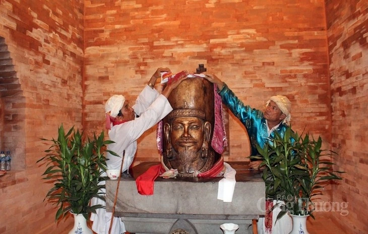 The ritual of dressing the deity statue (photo: congthuong.vn)