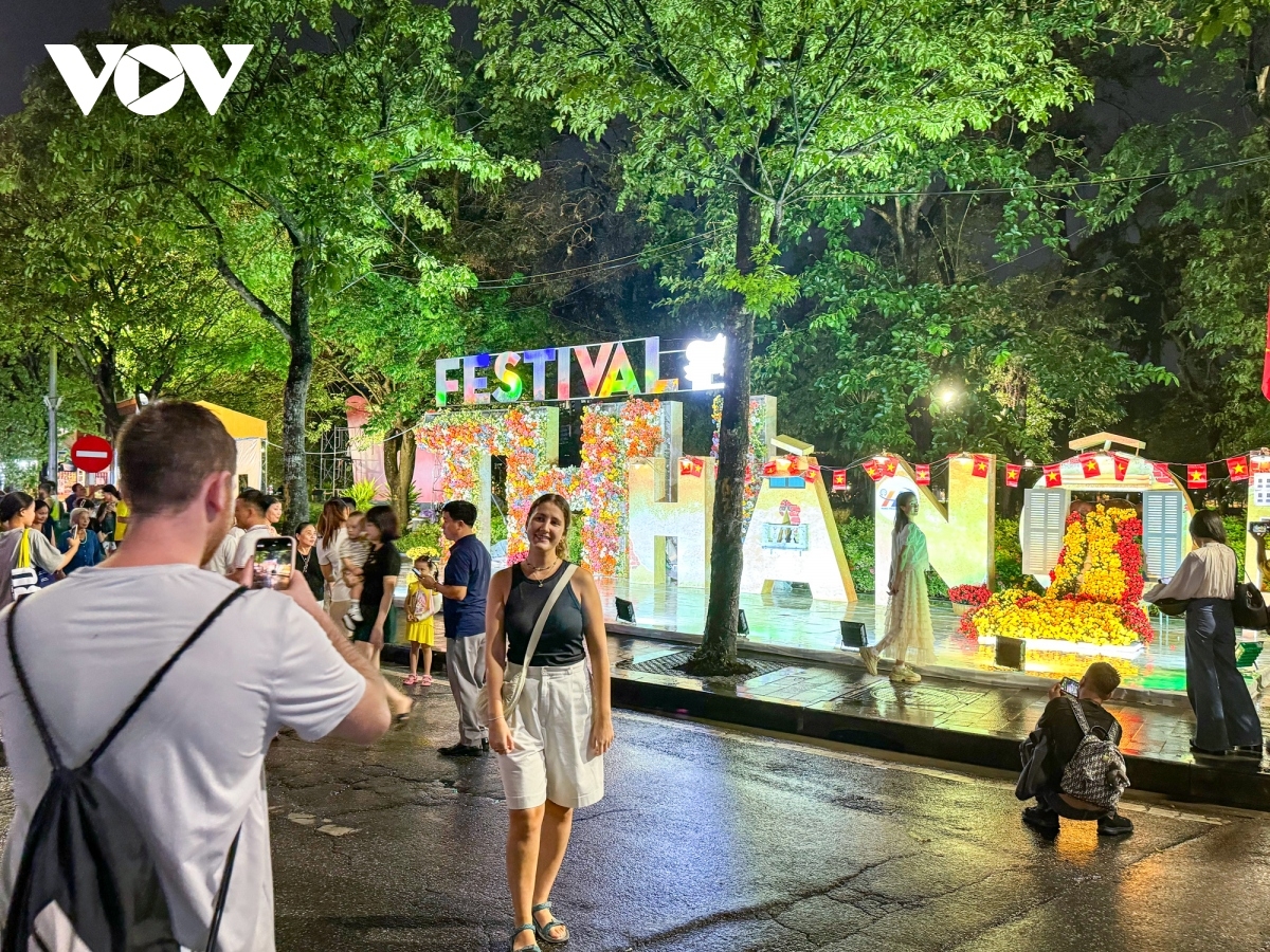 Hanoi autumn festival is one of the diverse activities to attract many visitors to the capital city.