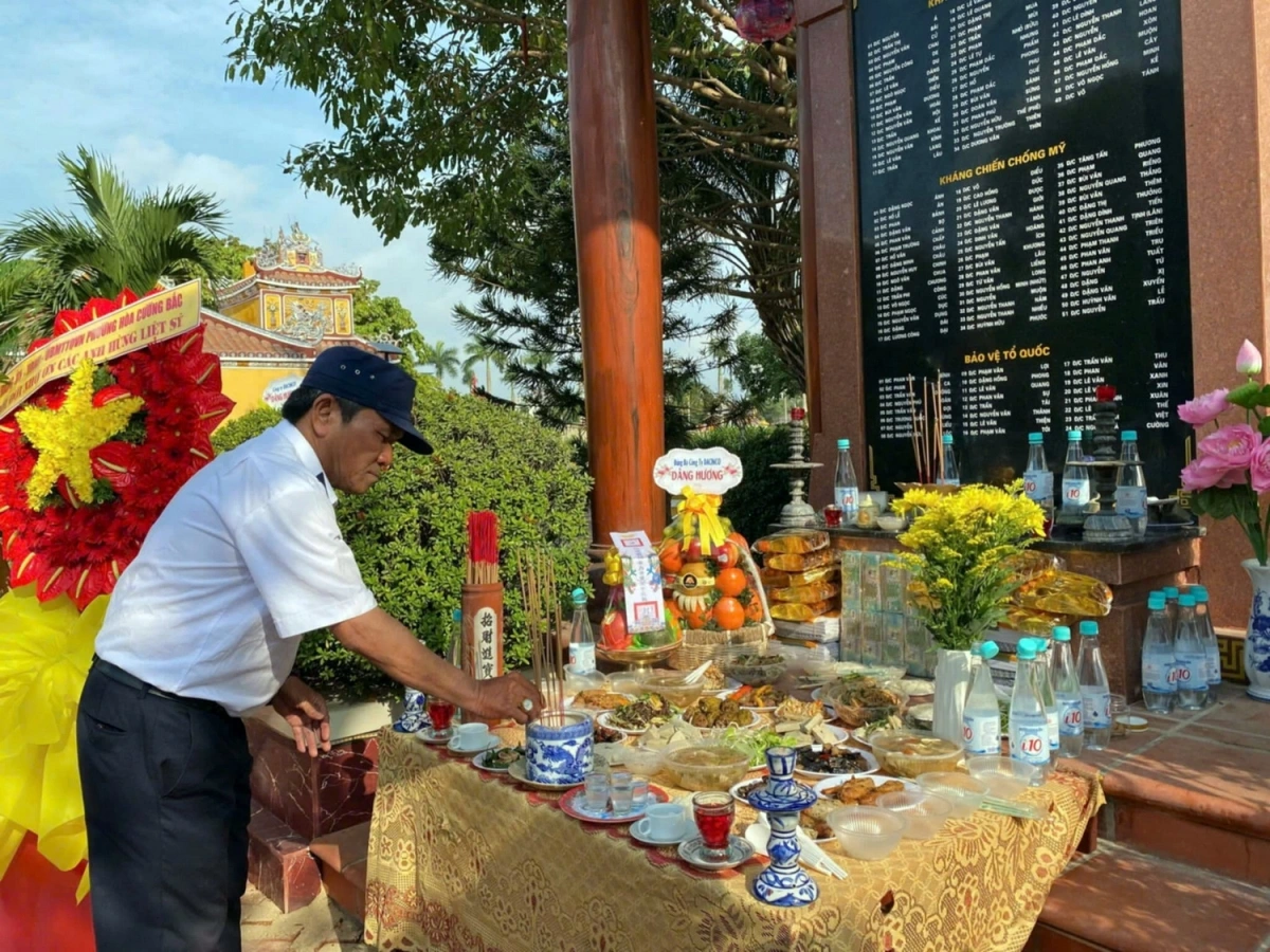 Đồng đội dâng hương liệt sĩ Gạc Ma tại đình Nại Nam, phường Hoà Cường Bắc, quận Hải Châu, TP Đà Nẵng.