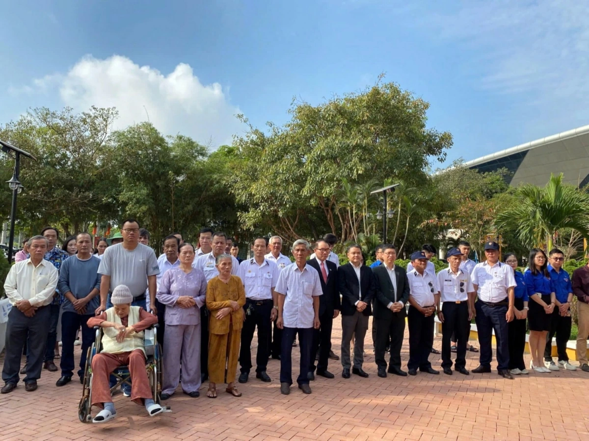 Đông đảo cựu chiến binh, nguyên cán bộ chiến sĩ, thân nhân gia đình các liệt sĩ và sinh viên đến dự lễ tưởng niệm liệt sĩ Gạc Ma.