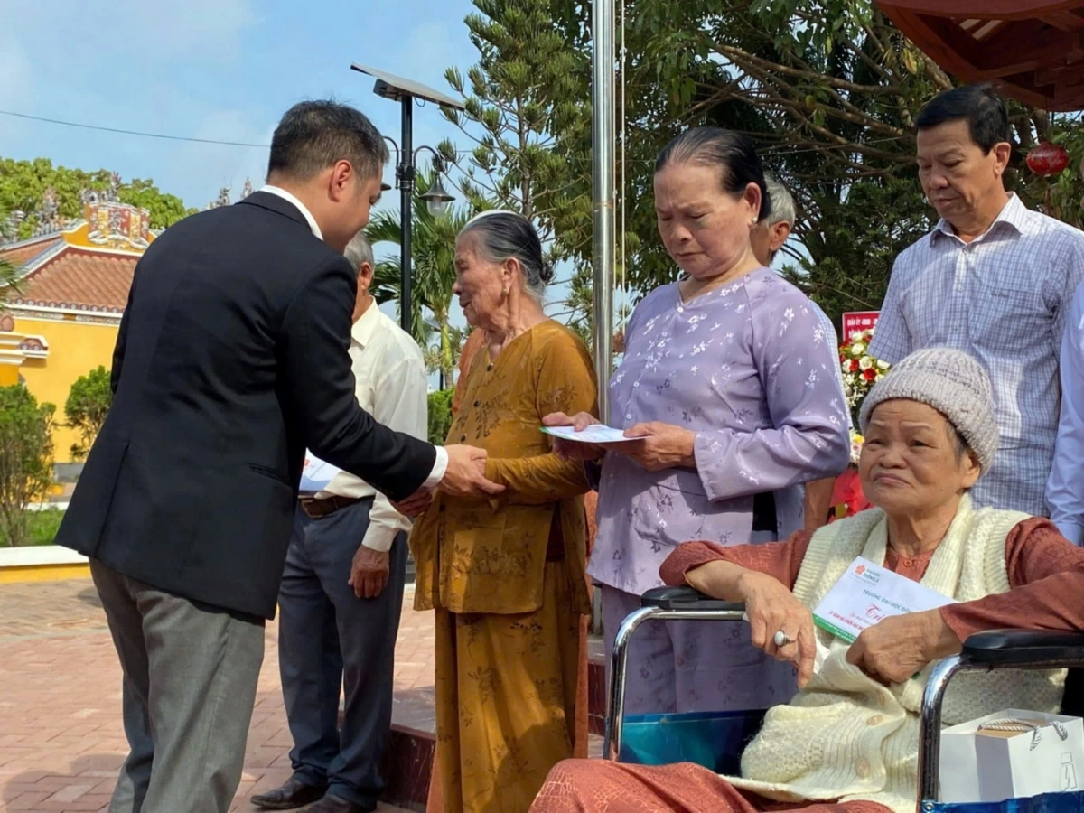 Trường đại học Đông Á trao quà tặng thân nhân gia đình liệt sĩ hy sinh tại đảo Gạc Ma.