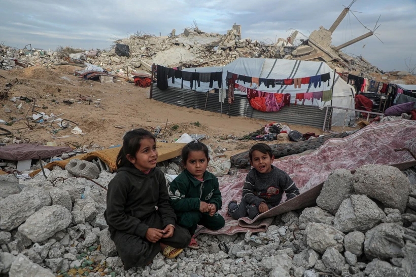 Các em nhỏ ngồi trên đống đổ nát của ngôi nhà bị phá hủy do xung đột tại Beit Lahia, Dải Gaza ngày 3/3/2025. Nguồn: THX