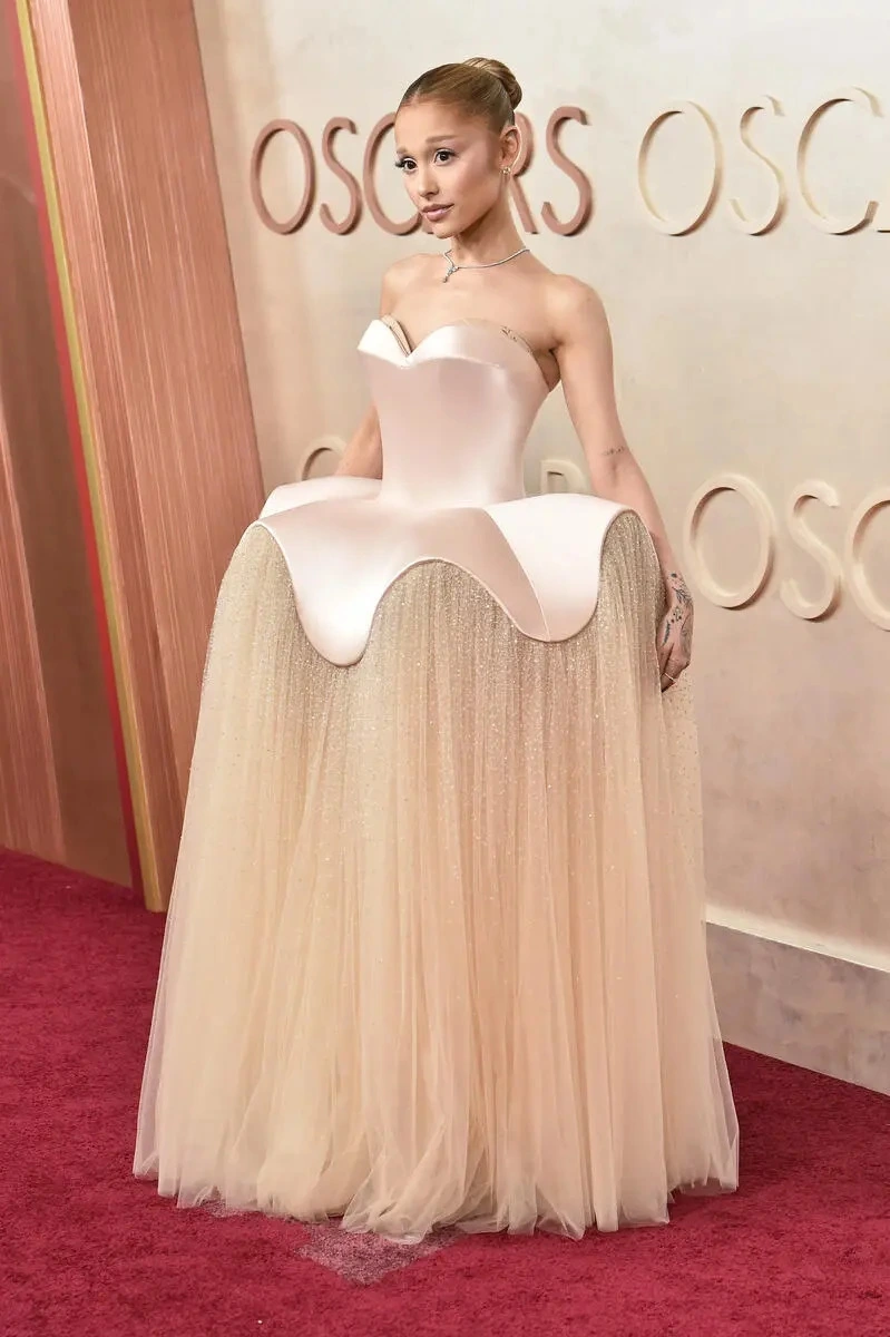 Ariana Grande diện váy dạ hội màu sâm panh tại lễ trao giải Oscar lần thứ 97.