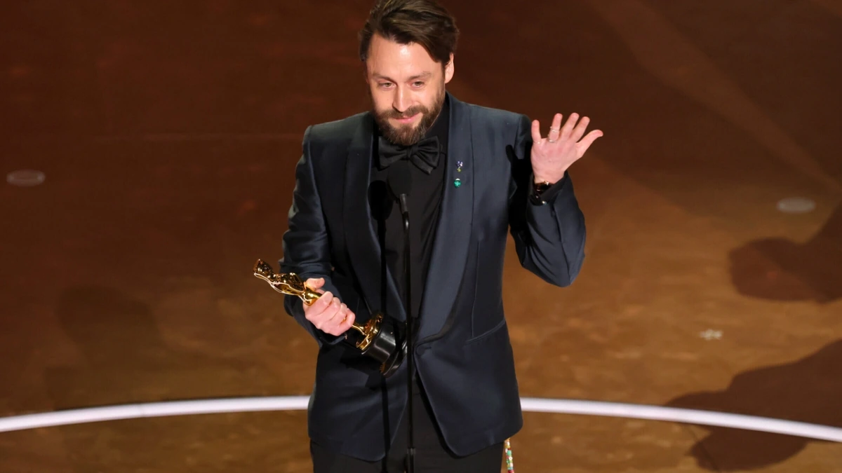 Kieran Culkin nhận tượng vàng Oscar. Ảnh: Getty