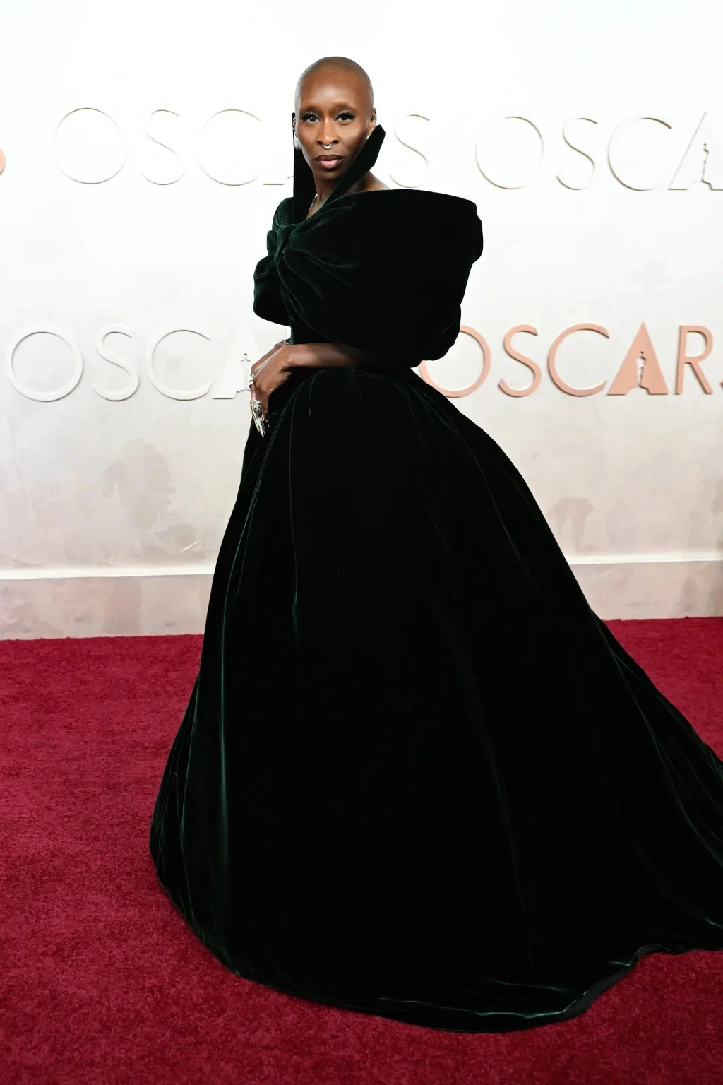 Cynthia Erivo xuất hiện trên thảm đỏ Lễ trao giải Oscar lần thứ 97 với chiếc váy nhung màu ngọc lục bảo đậm.