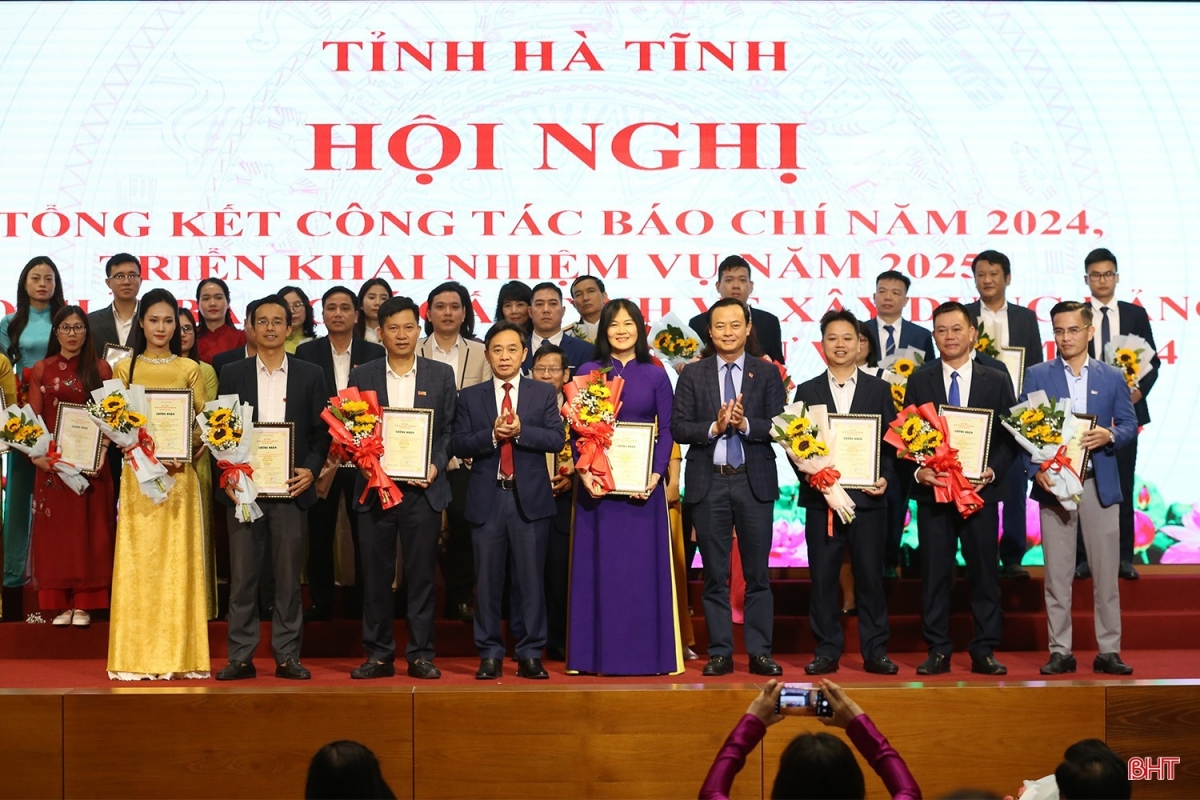 Các đồng chí lãnh đạo tỉnh trao thưởng cho các tác giả đạt giải Giải Búa liềm vàng cấp tỉnh lần thứ VII - năm 2024. (Ngày 19/12/2024).