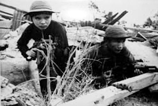 Du kích và bộ đội tiến công địch ở Quảng Trị. (Ảnh: Tư liệu)