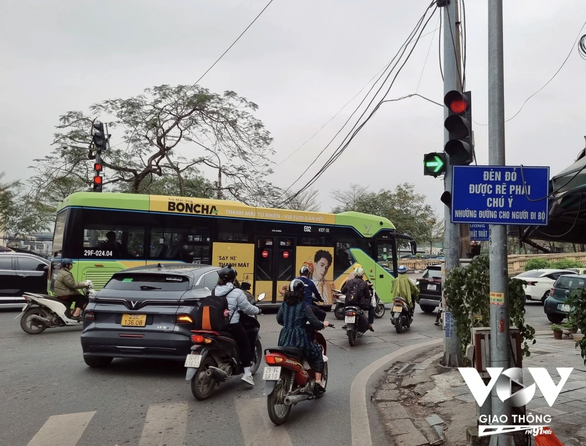 Thay vì lắp biển “đèn đỏ được phép rẽ phải” như hiện tại, thì nên làm ngược lại, nơi nào không được phép rẽ mới lắp biển