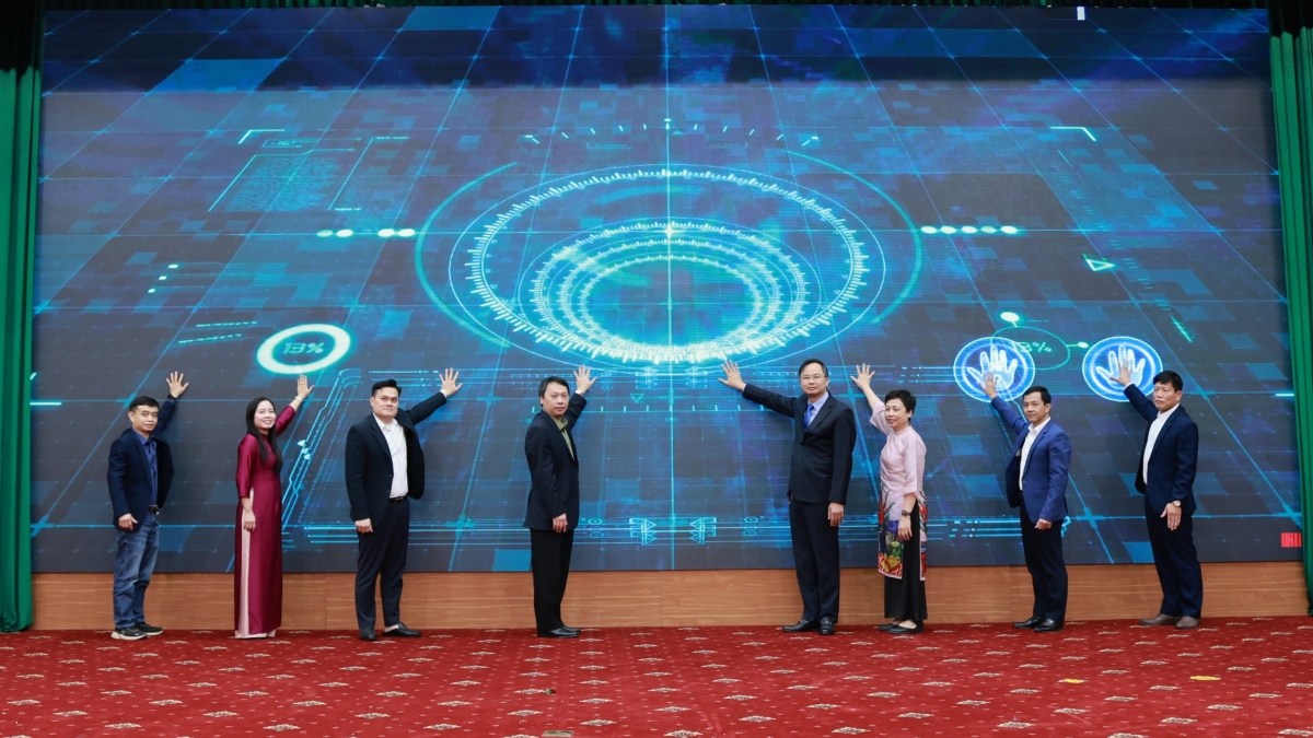 Các đại biểu thực hiện nghi thức khởi động hưởng ứng phong trào “Bình dân học AI”.