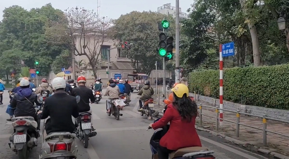 Đề xuất đèn đỏ mặc định được rẽ phải, không cần bố trí riêng pha đèn, vạch kẻ đường hay biển báo đã nhận được sự ủng hộ của nhiều người tham gia giao thông nhằm giảm thiểu tình trạng ùn tắc trước đèn tín hiệu