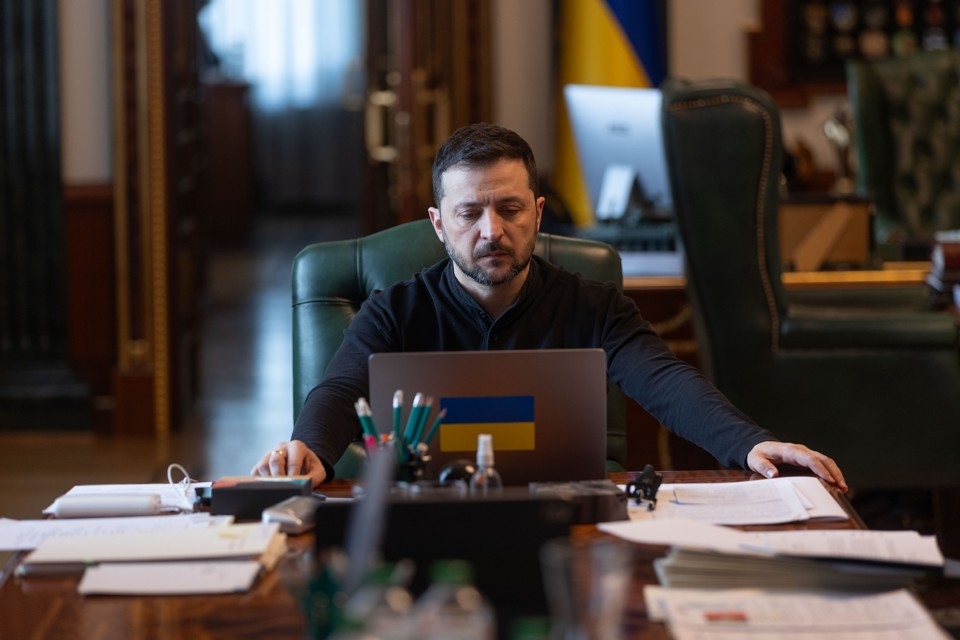Tổng thống Volodymyr Zelensky bên trong phòng làm việc ở Phủ Tổng thống Ukraine. Ảnh: X