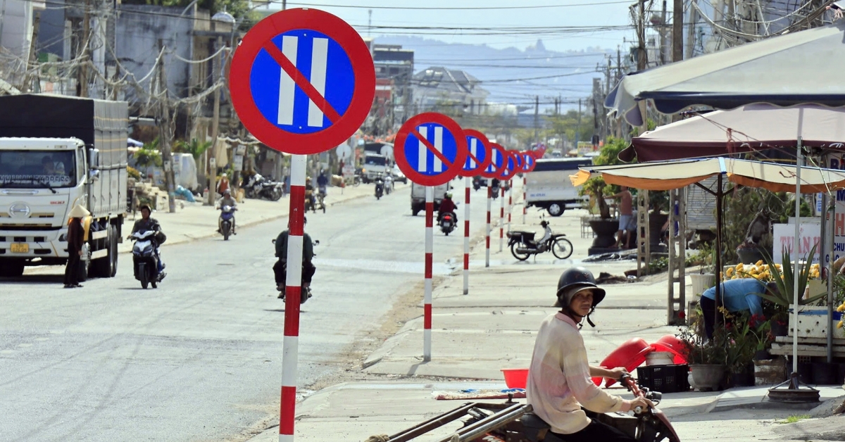 Việc tổng rà soát là cần thiết, nhưng cần thay đổi cách quản lý để tạo sự đột phá cho hệ thống báo hiệu đường bộ. Hình ảnh loạt biển báo san sát trên QL27 qua huyện Đơn Dương, tỉnh Lâm Đồng (Ảnh: Vietnamnet).