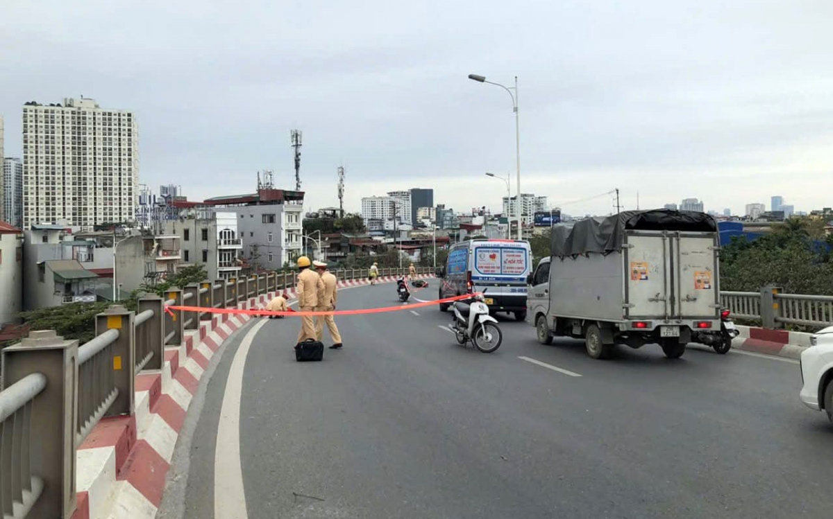 Lực lượng CSGT bảo vệ hiện trường