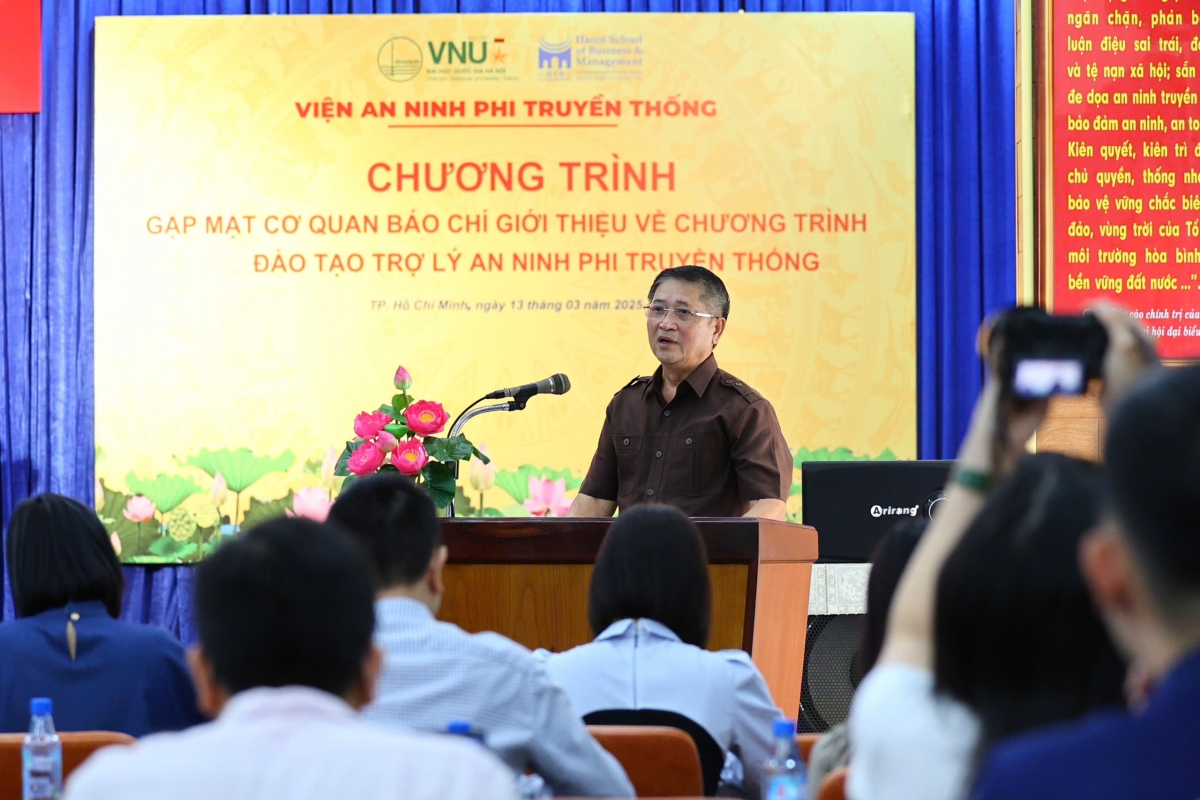 PGS.TS Vũ Đức Khiển, Phó Giám đốc Trung tâm này thông tin thêm về cơ hội việc làm của học viên sau khi hoàn thành khoá học. (Ảnh: Đức Nam)