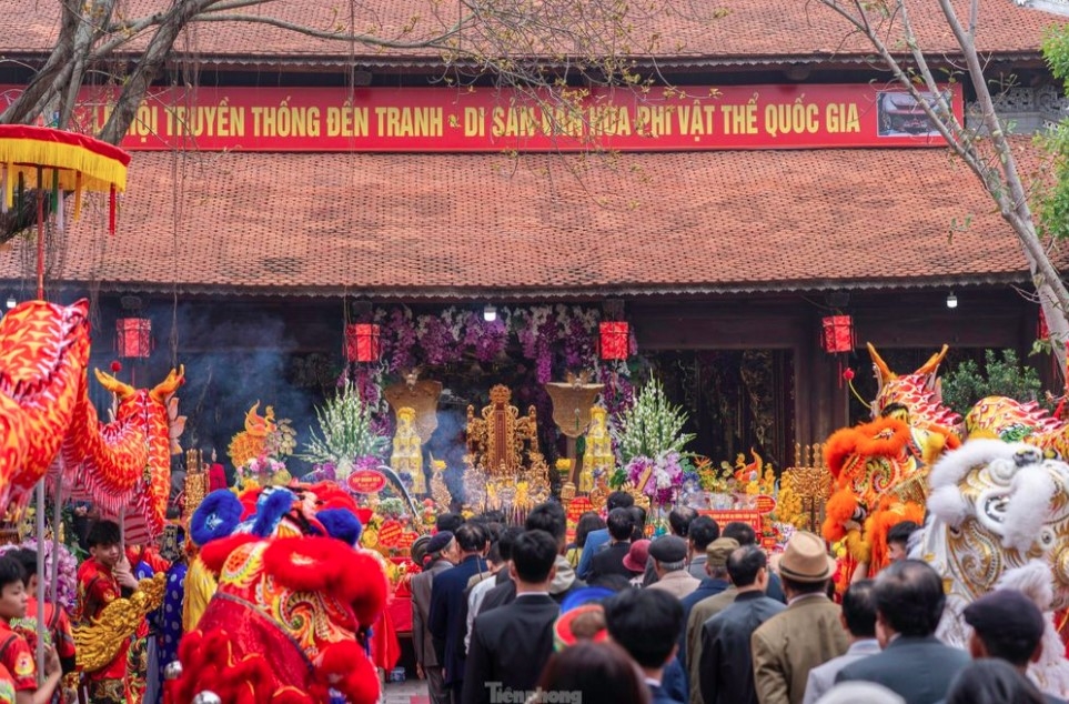 During the festivals, folk games such as wrestling, and đẩy gậy (stick pushing) are also organised, drawing plenty of attention from both residents and tourists.