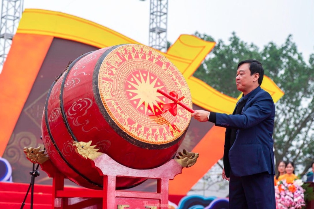 Pham Van Khanh, secretary of Ninh Giang district party committee, beats the drum to mark the opening of the festival.