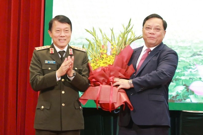 Đại tướng Lương Tam Quang tặng hoa chúc mừng tân Thứ trưởng Nguyễn Hải Trung