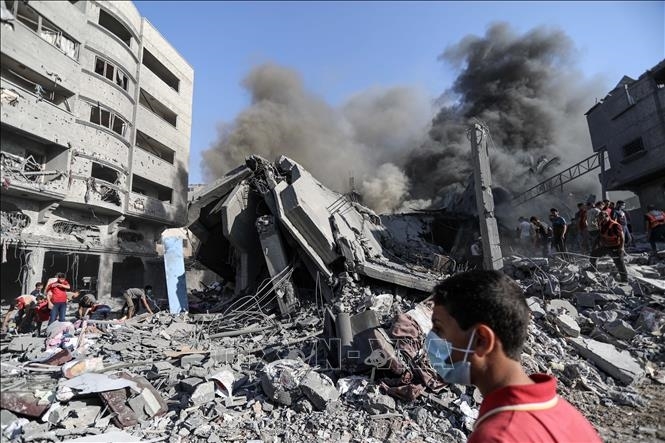 Những tòa nhà bị phá hủy sau các cuộc không kích của Israel xuống Dải Gaza. Ảnh: IRNA/TTXVN