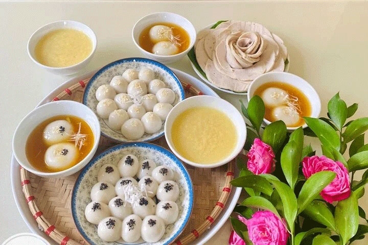 Mâm lễ để cúng gia tiên, lễ Phật với các món chính gồm: Bánh trôi, bánh chay, trầu cau, nhang, hoa quả tươi