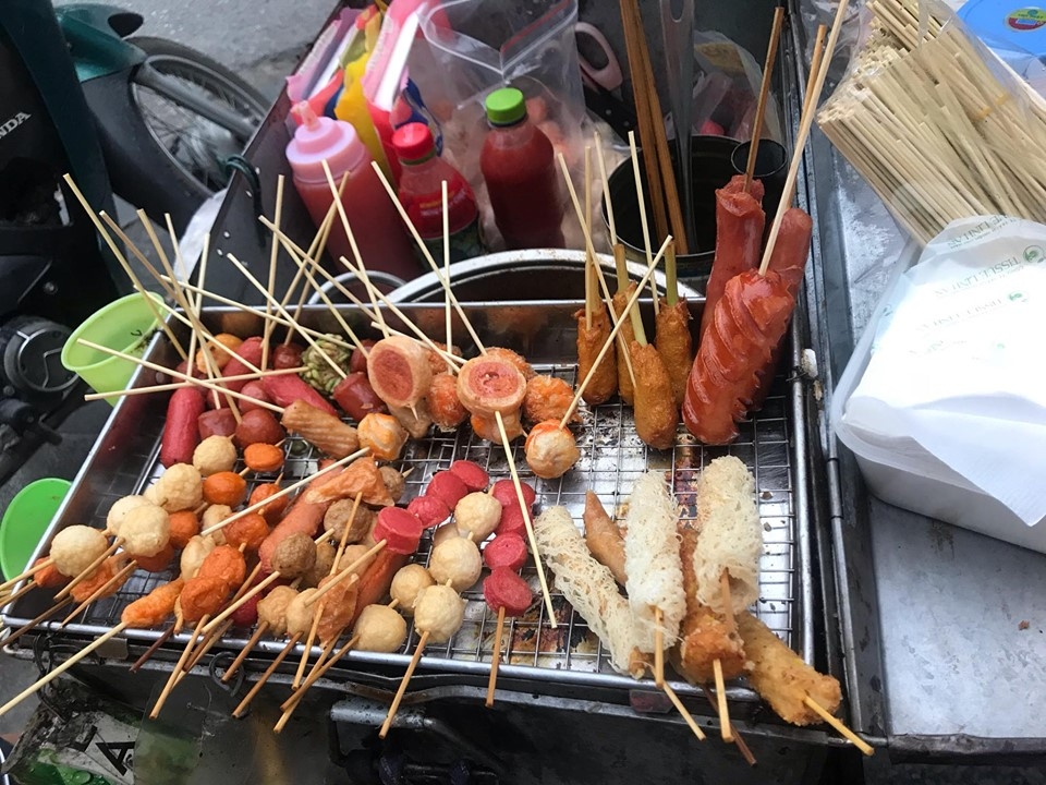 Cục An toàn thực phẩm, Bộ Y tế đã đưa ra cảnh báo về nguy cơ mất an toàn thực phẩm trên đường phố, đặc biệt là các hàng quán không đảm bảo quy chuẩn vệ sinh như hàng nướng 'xiên bẩn'... ven đường.