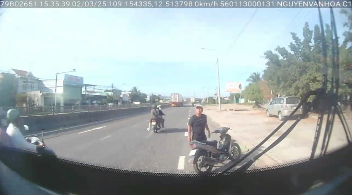 Thanh niên chặn đầu xe buýt đang lưu thông trên Quốc lộ 1A