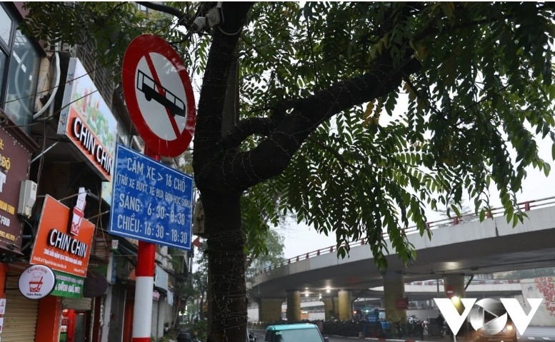  Luong Ngoc Quyen Street in Hoan Kiem District, Hanoi is among the roads banning vehicles with over 16 seats during peak hours from March 1. The restriction applies to all except buses and school buses from 6:30 AM to 8:30 AM and 4:30 PM to 6:30 PM.
