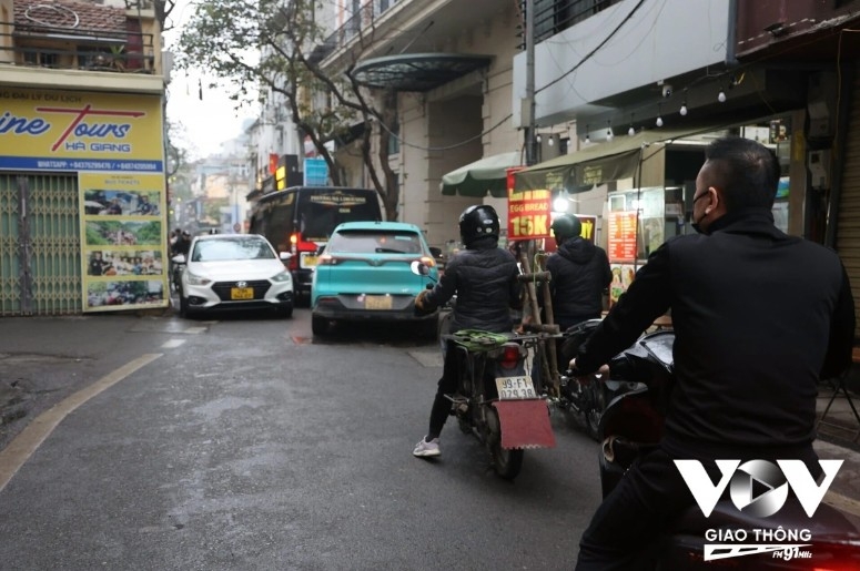 Many drivers unknowingly enter restricted streets on the first day of enforcement. Traffic police intervene, provide guidance, and require compliance commitments.
